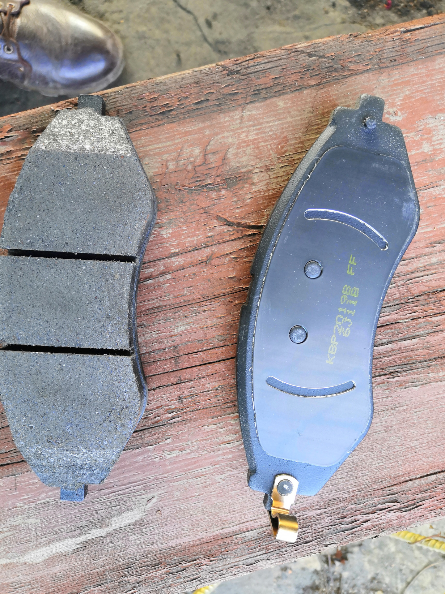 Замена передних тормозных накладок — Ravon Nexia R3, 1,6 л, 2017 года ...