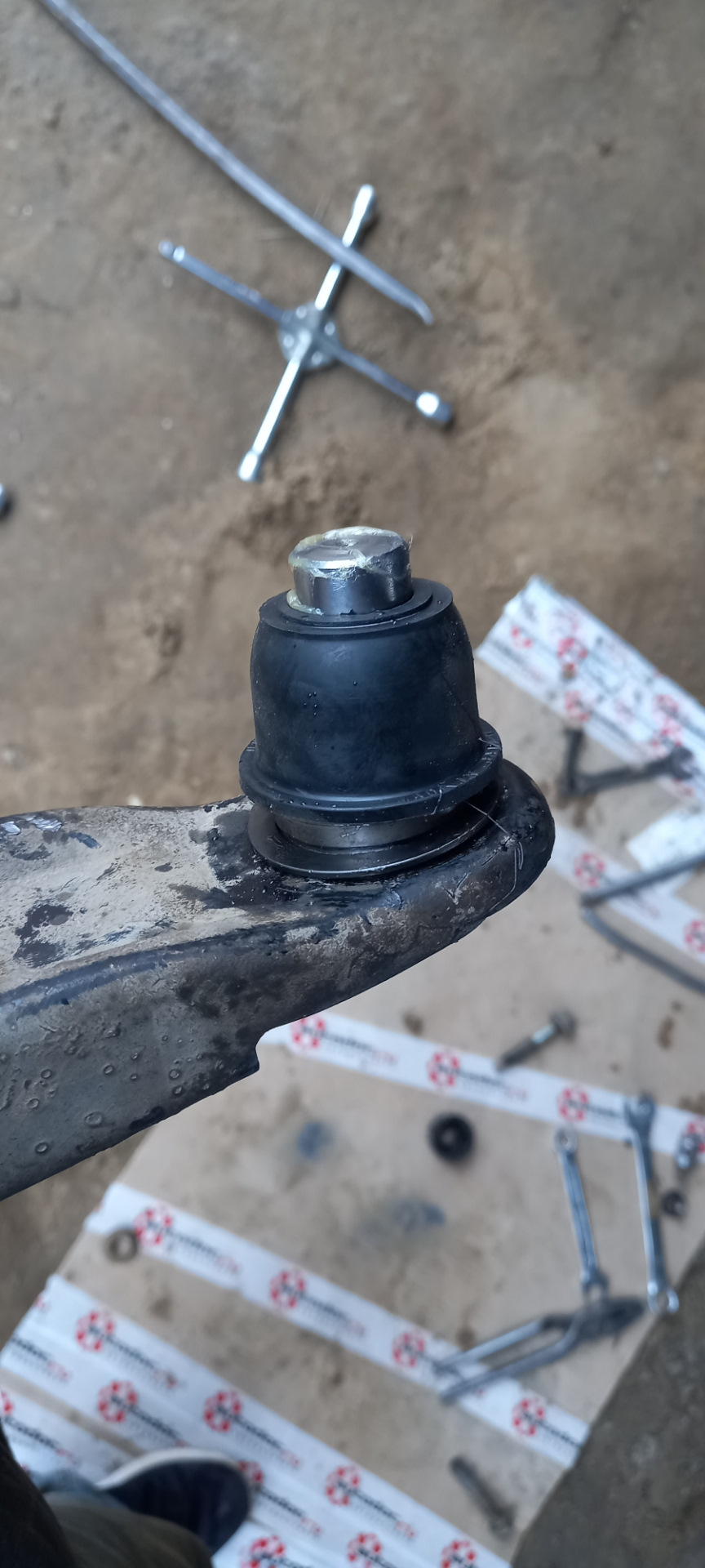 Замена левой шаровой опоры — Dodge Caliber, 2 л, 2010 года | поломка ...