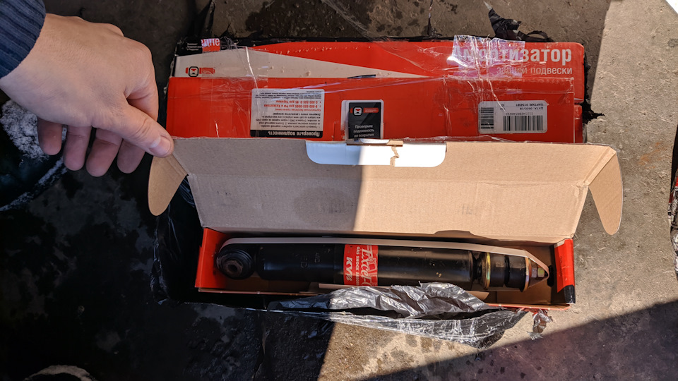 Замена задних амортизаторов на KYB Excel-G, переклейка поддона — Lada ...