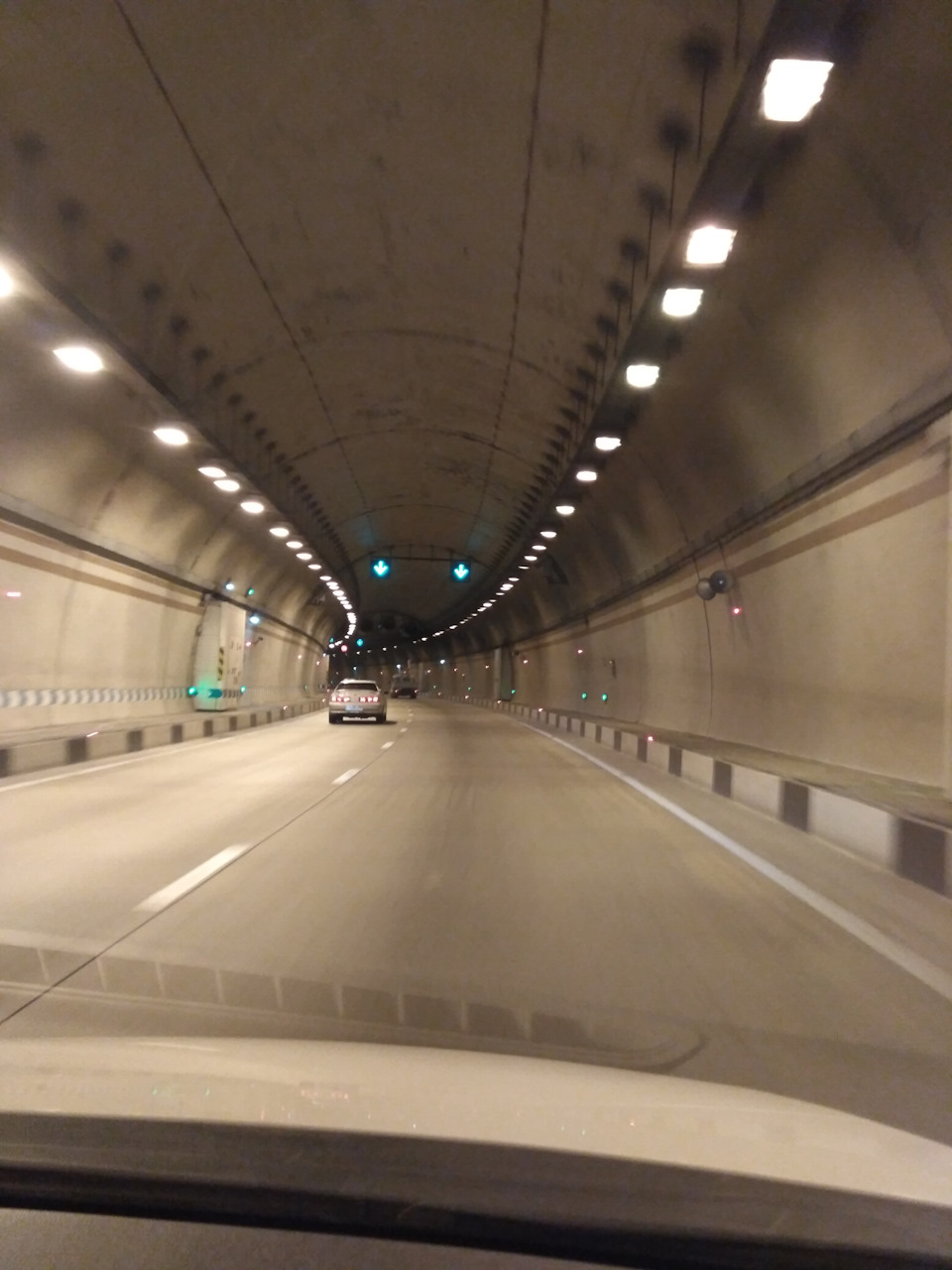 По дороге масса тунелей. — Volkswagen Polo Sedan