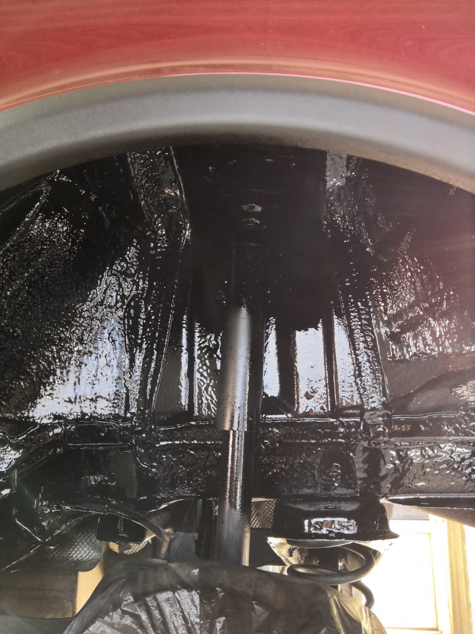 Отпало антикоррозийное покрытие нива. Лазерная обработка днища автомобиля. Антикоррозийная обработка днища hyundai tucson. Антикор superb 3. Антикорозийка днища.