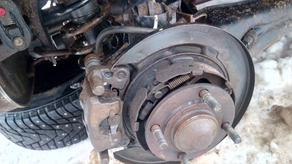 Mb699264 втулка заднего суппорта Mitsubishi. Заклинило заднее колесо Лансер 9. Ниссан Жук заклинило левое заднее колесо.