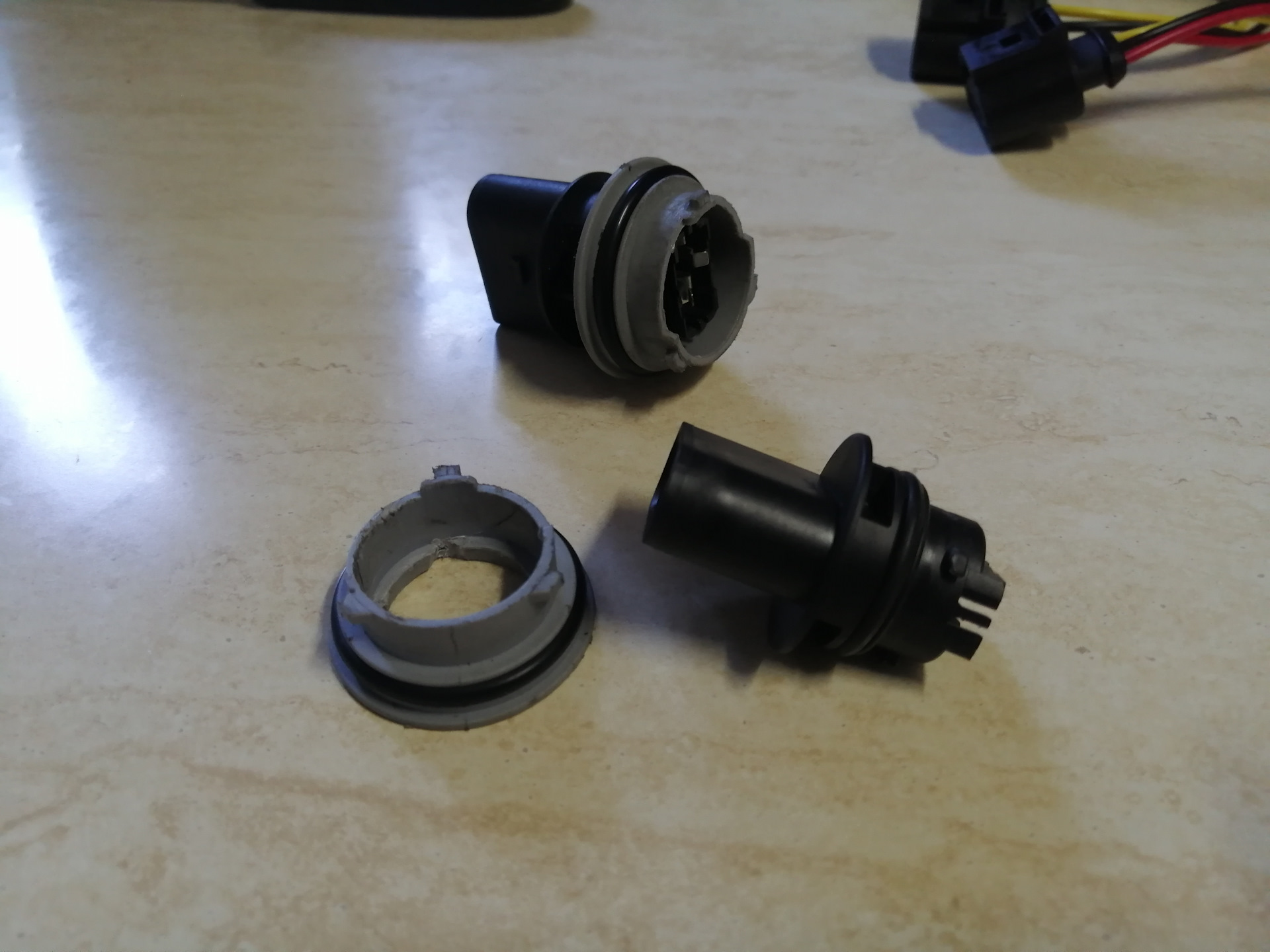 Разъем лампы ходовых огней хендай солярис 2014 артикул. Разъем дхо ваз-2190. Патрон ходовых. Патрон фары дио 34. 6r0953123a.