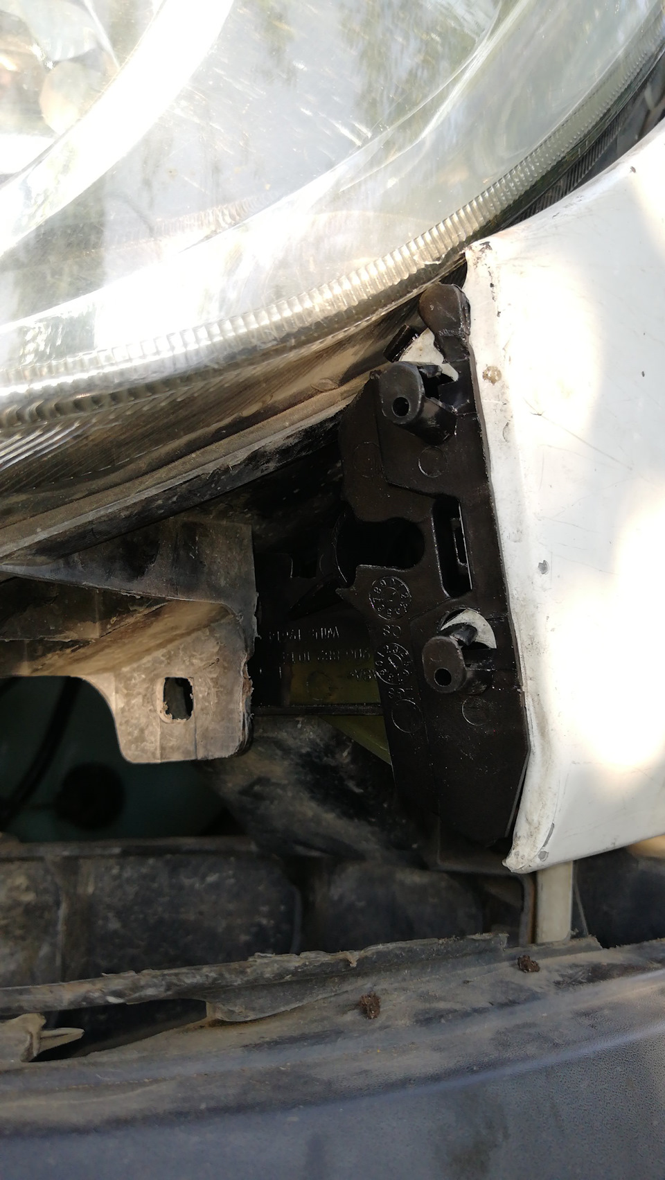 сначала ухо крепления накладки, потом нижнее крепление фары, потом болт — Mercedes-Benz Sprinter (2G)