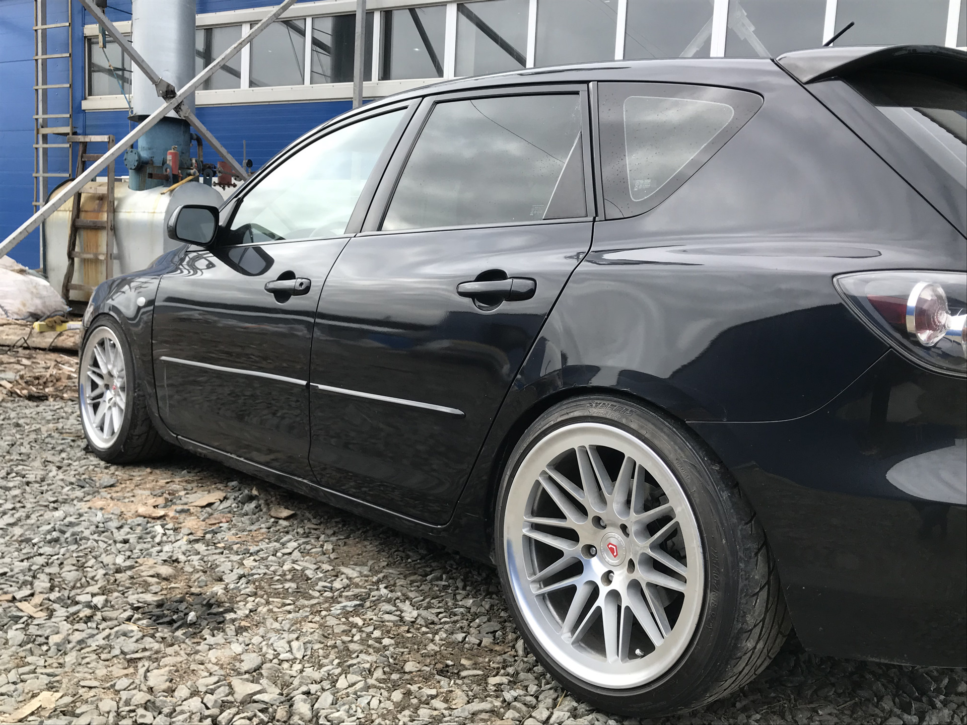 Встают диски. Mazda 3 r18 215 35. Mazda 3 2008 r18. Mazda 3 BK r18. Mazda 3bk r18 225/40.