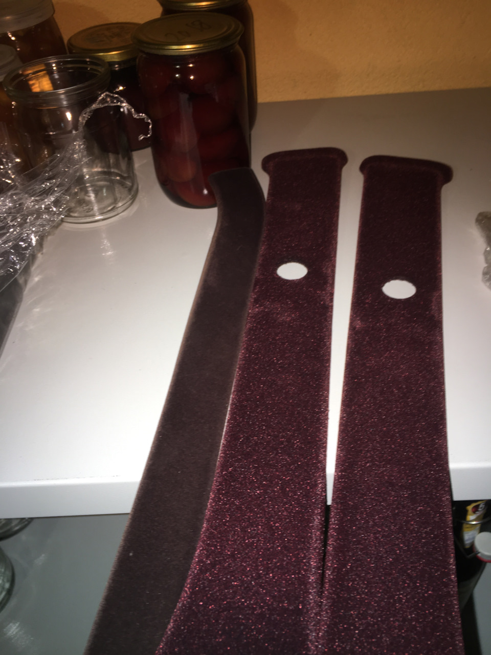 В цвет немного не попали — контраст на свету с заводским цветом (слева) виден хорошо, но в целом из цветовой гаммы салона не выбивается, поэтому плохого сказать не могу. — Toyota Crown (S120)