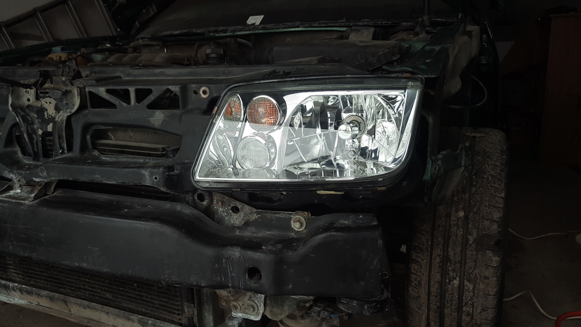 Mazda 3 фара изнутри. для чистки фар и стекол. полировка фар автомобиля внутри. чистка фар изнутри без разбора. чистка фар изнутри.