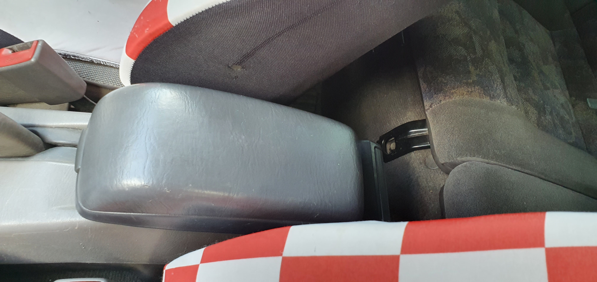 Двойной подлокотник. — Toyota Corolla (100), 1,6 л, 1998 года ...