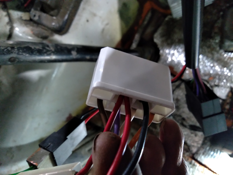 Питание на омыватель — красный, выход на омыватель — чёрный, с красной меткой — УАЗ 469