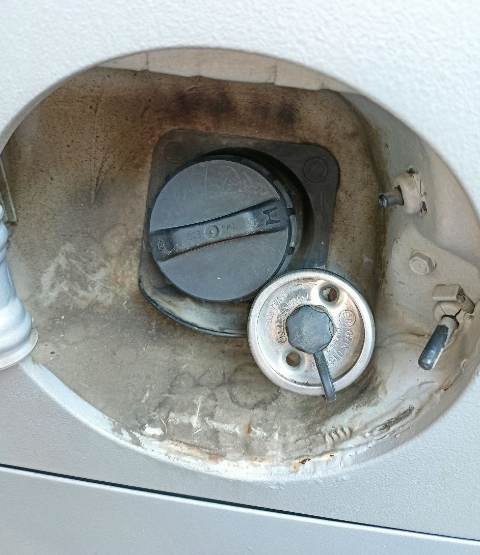 Крышка бензобака — Honda Mobilio Spike, 1,5 л, 2006 года | запчасти ...