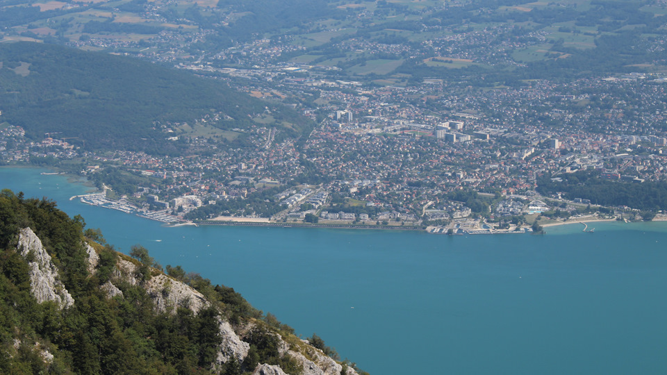 Экс-ле-Бан (Aix-les-Bains). Город, где мы планируем поселиться на пенсии :) Я больше привык смотреть на озеро с противоположной, восточной стороны. Набережная, на которой порой устанавливают аттракционы, очень хорошо видна. — Audi A4 (B9)