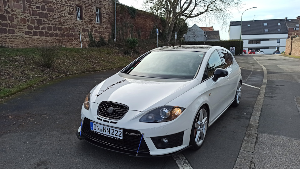 SEAT Leon Cupra R