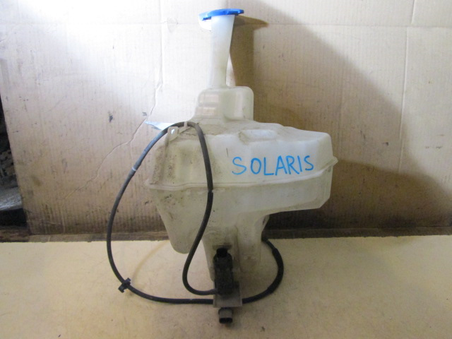 Не работает омыватель стекла солярис. Датчик насос омывателя hyundai solaris 2011. Насос омывателя солярис хэтчбек. Не работает омыватель лобового стекла гетц хендай. Датчик насос омывателя hyundai solaris 2011.