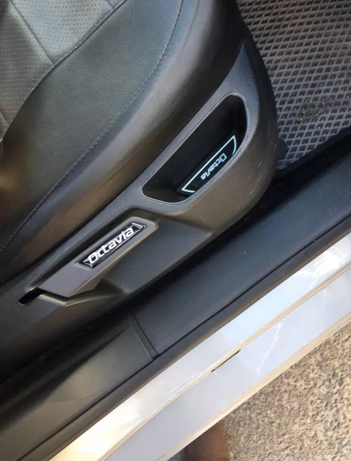 Наклейка с логотипом на ручку сиденье — Skoda Octavia A5 Mk2, 1,6 л ...