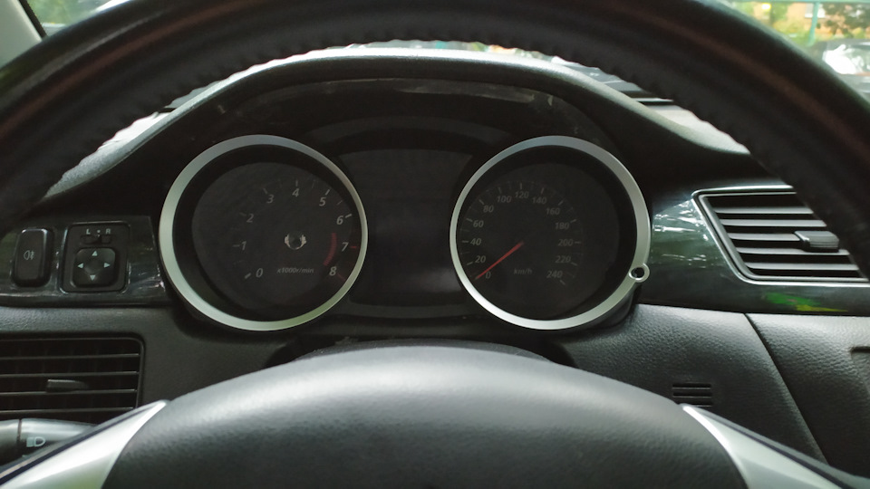 Старая фотка с приборной рестайл (дисплей монохромный), без стрелки тахометра, я по незнанию сломал шаговой двигатель и реанимировать его не получилось) — Mitsubishi Lancer IX. Запчасти на фото: A0001410004