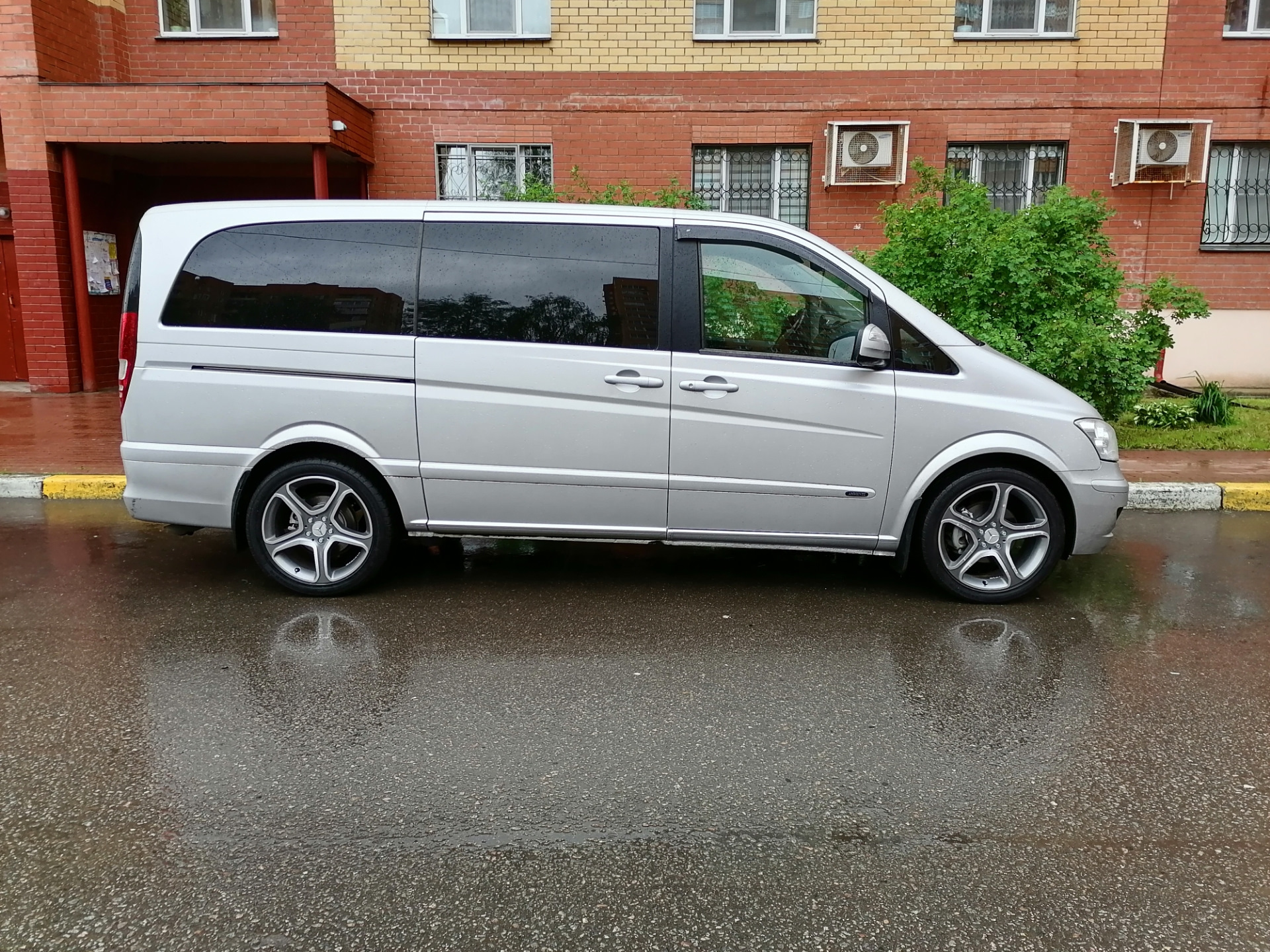 Vito w639. Мерседес Viano w639. Мерседес Вито 639. Mercedes-Benz Viano r19. Mercedes Viano w639 AMG.