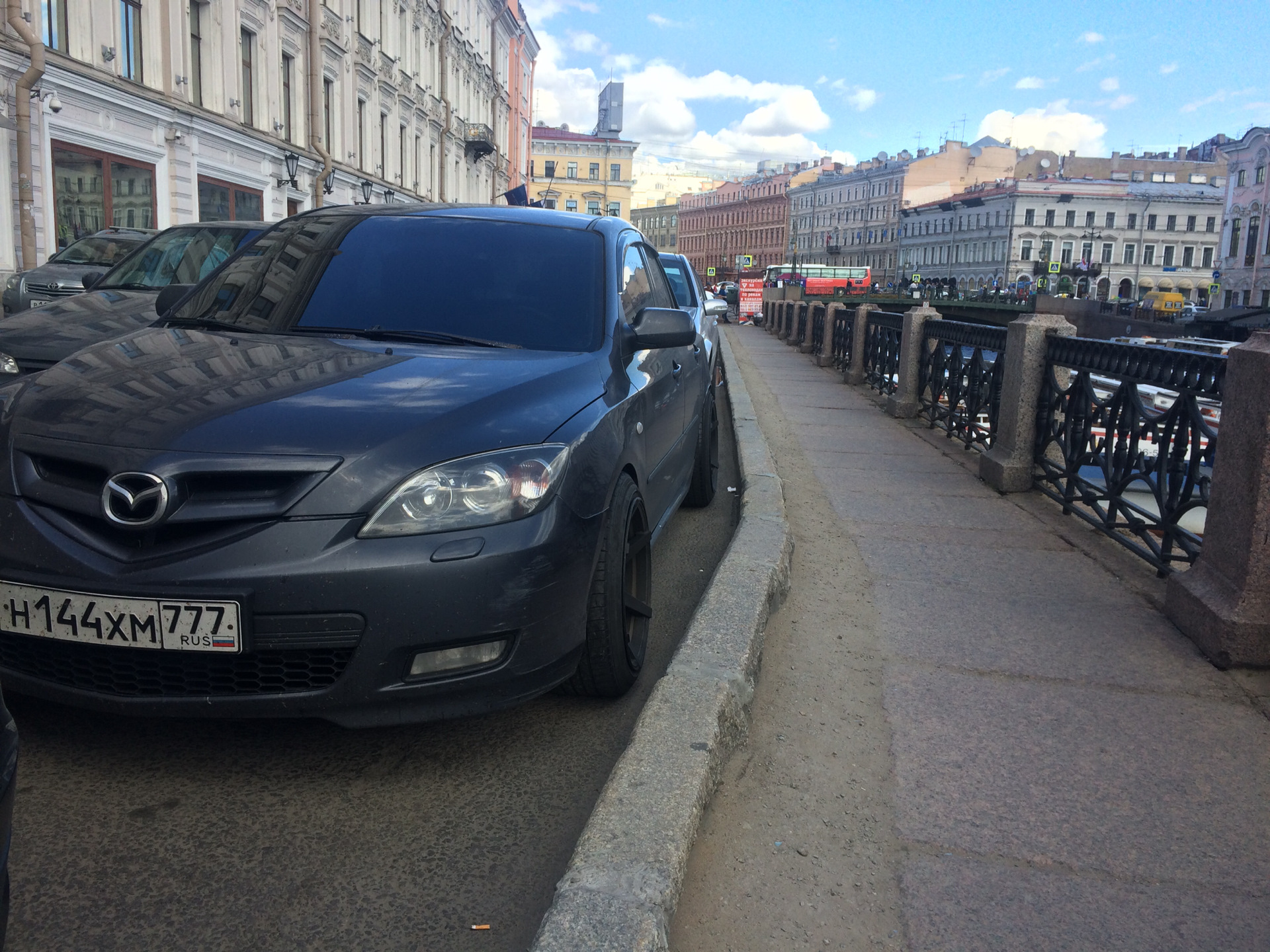 Екатеринбург питер на машине. Z на машинах в Питере. СПБ машина без номера. Курган Питер. На мазде по Питеру.