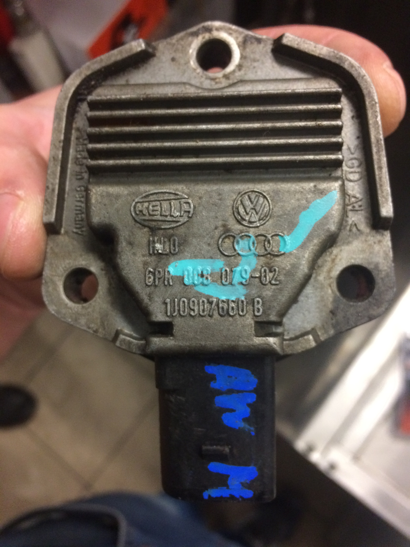 Датчик уровня масла alfa romeo 159 3. Датчик уровня масла alfa romeo 159 2. Датчик температуры и уровня масла ауди а6. Датчик уровня и температуры масла. Разъем датчик уровня масла ауди 1.