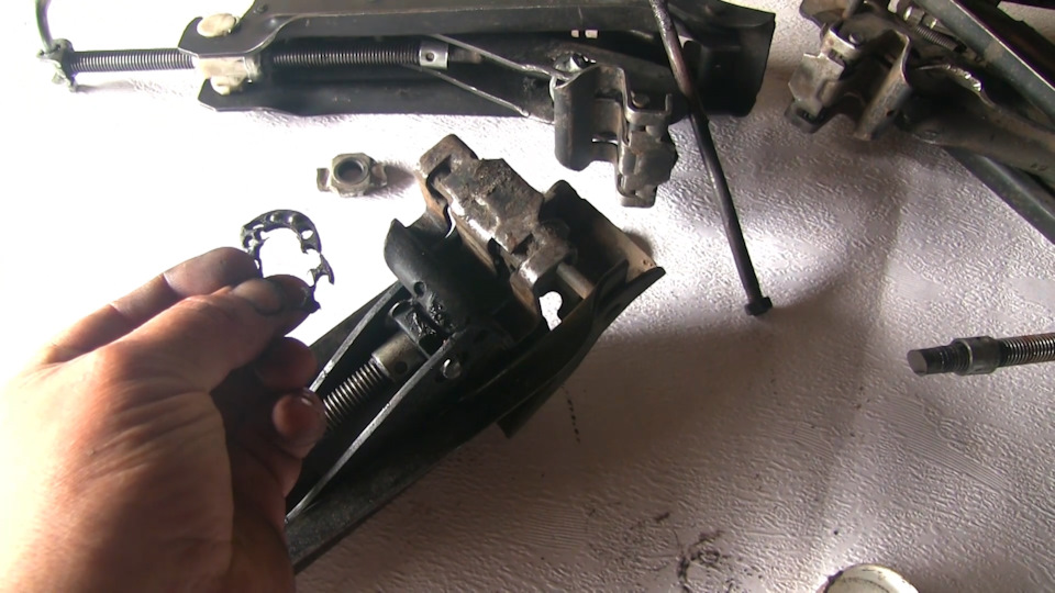 Вот что будет, если не смазывать подшипник штатного домкрата ...