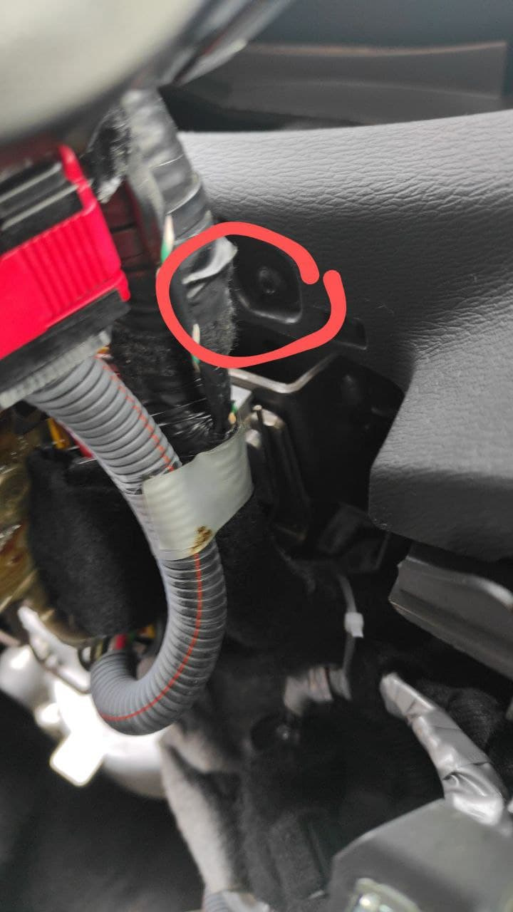 над рулевой колонкой справа — Lada Vesta (1G)