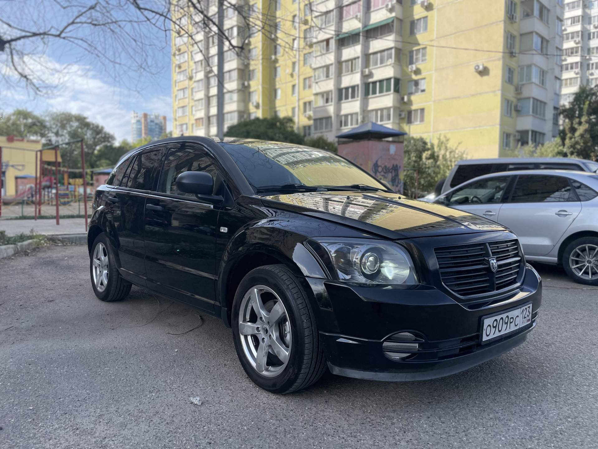 Додж с пробегом. Додж Калибер черный. Dodge Caliber черный. Додж Калибр чёрная заглушка на заднем проёме двери. Купить авто Додж с пробегом