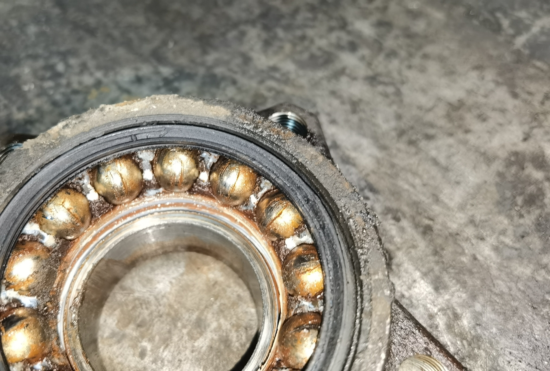 Машинка на подшипниках. Подшипник барабана стиральной машины wf8590nfw. Неисправный подшипник ступица. Починить подшипник. Подшипник барабана стиральной машины bosch wft 2000.