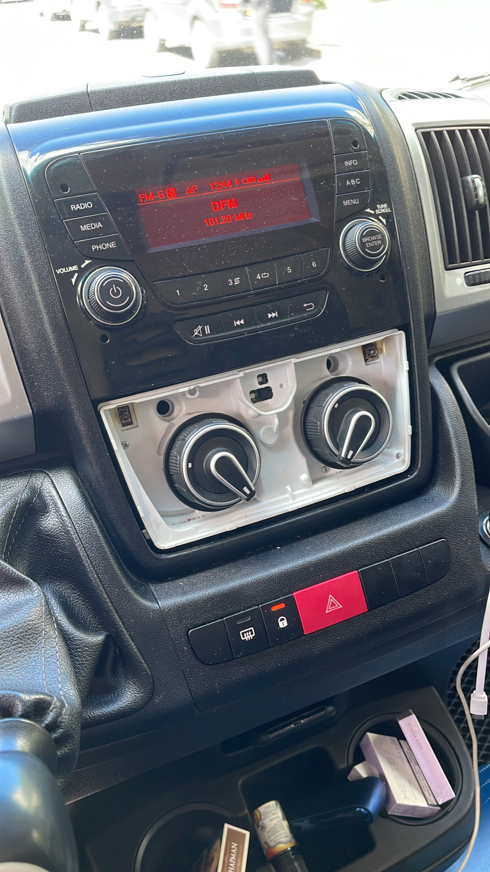 Замена лампочек в подсветке печки — FIAT Ducato III, 2,3 л, 2017 года ...