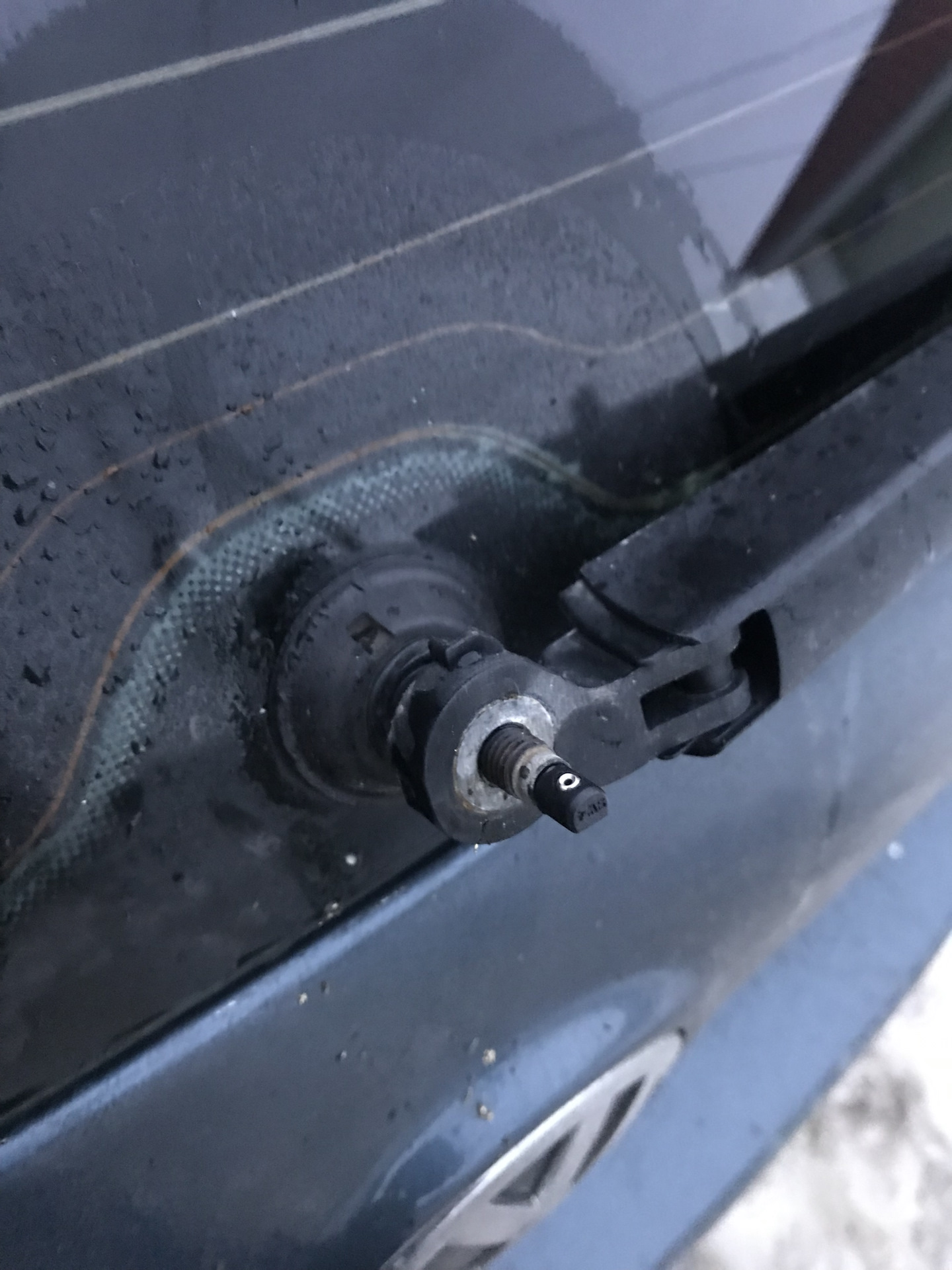 Ремонт заднего стеклоочистителя — Volkswagen Golf Mk5, 1,6 л, 2007 года ...