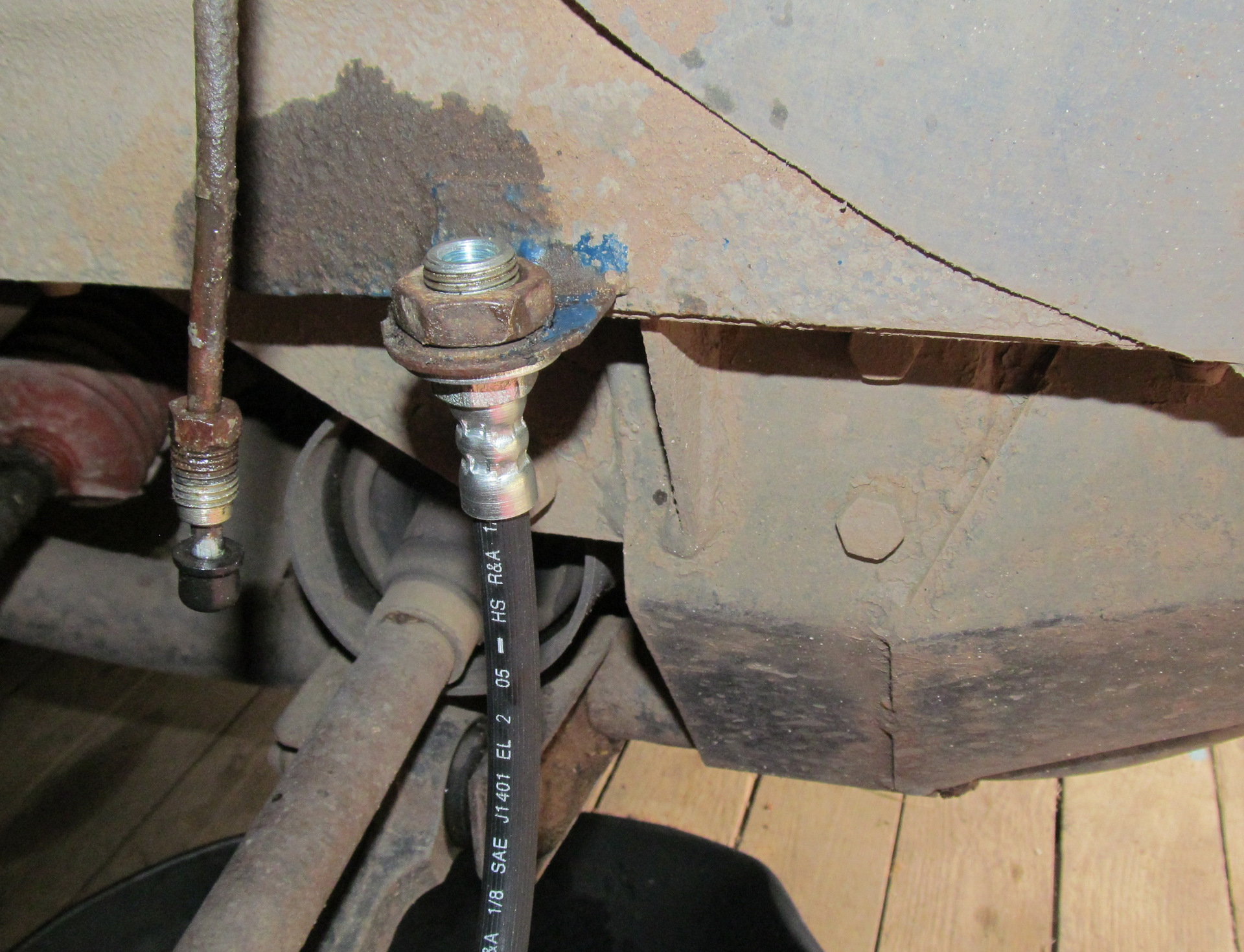 Тормозная магистраль иж 2126. Иж ода 2126 задний тормозной шланг. Шланг тормозной задний иж 2126. Тормозные трубки ода 2126. Тормозная трубка иж ода.