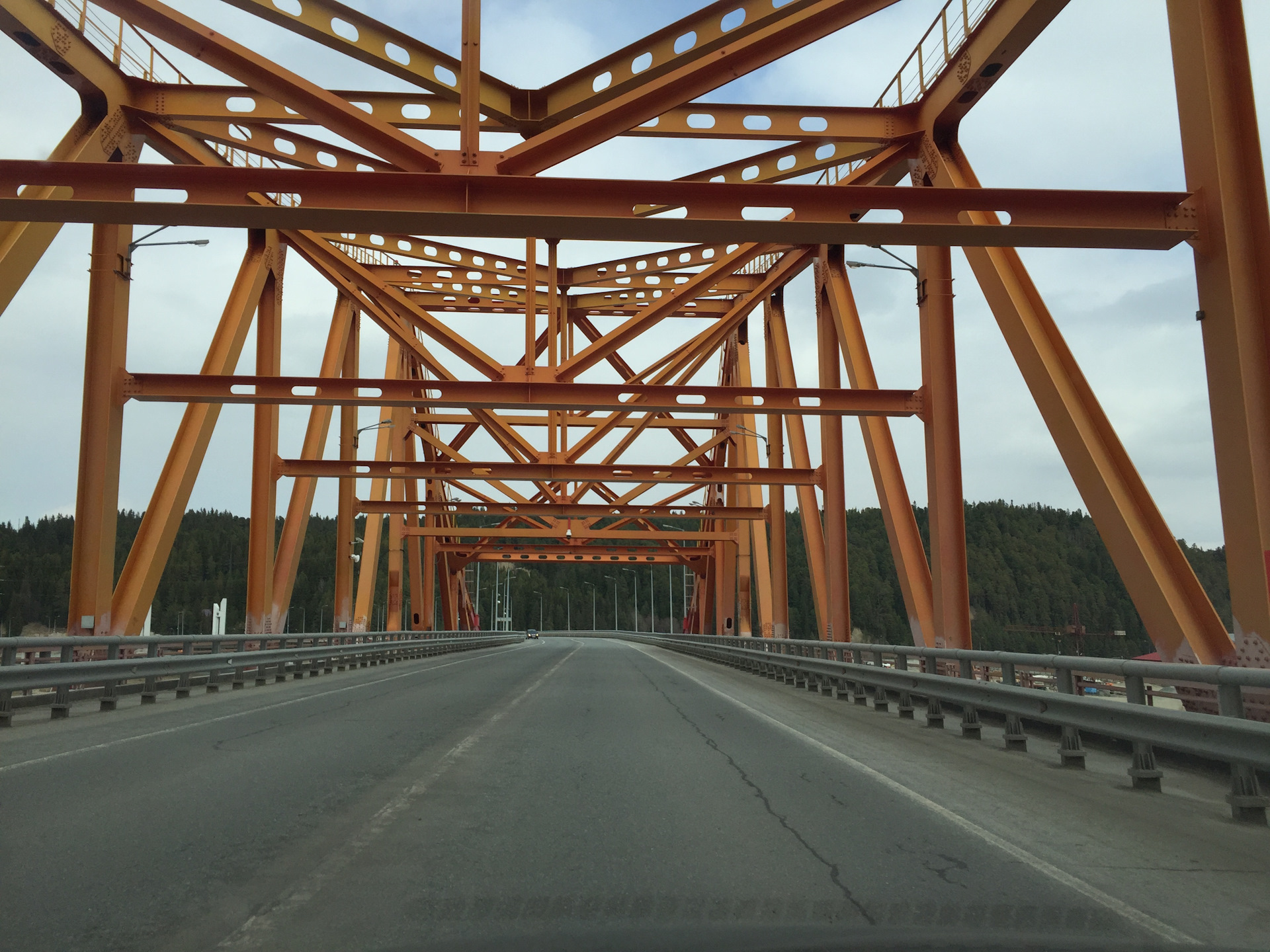 Мост в ханты мансийске сколько металла ушло. Ханты-Мансийск мост. Мост через Ириыш в хантымансийске. Мост в Ханты-Мансийске красный. Мост дракон в Ханты-Мансийске.