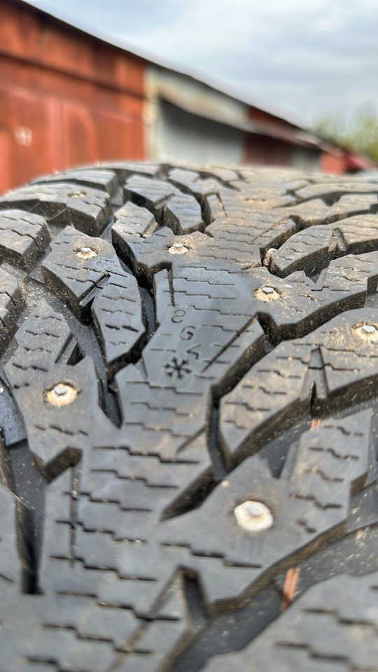 Шины зимние шипованные Nokian 275/50 R20, литые диски 8,5Jx20 ET29 ...