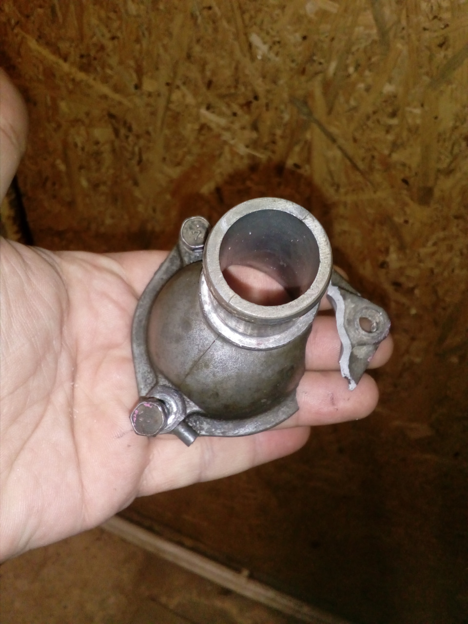 Нужна помощь кубоводов -крышка (фланец) термостата — Nissan Cube I, 1,3 ...