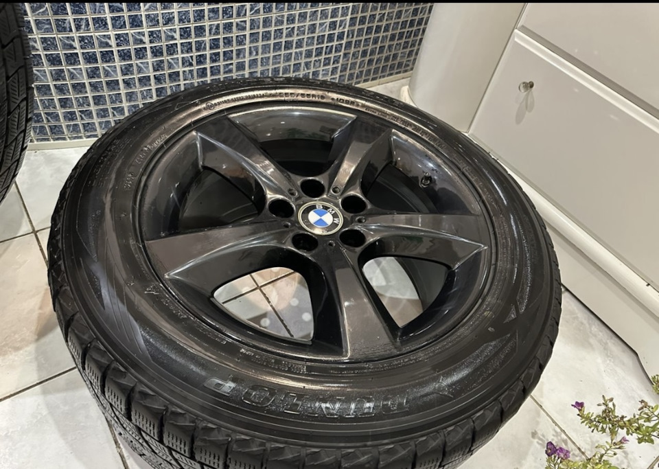 Шины зимние нешипованные Dunlop 255/55 R18, литые диски 18 на BMW X5 ...
