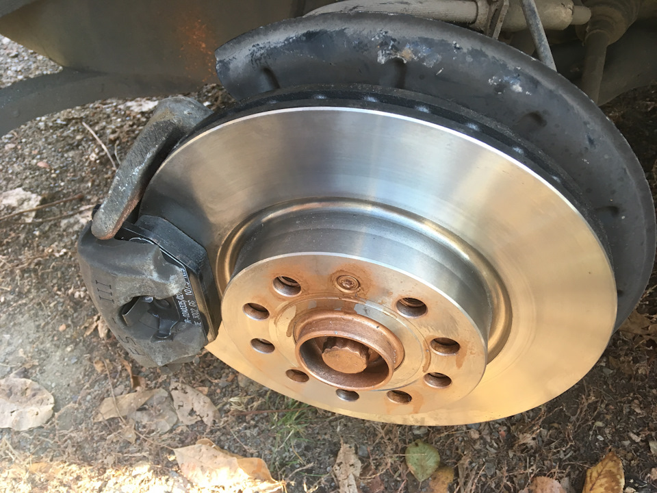 Новый диск и колодки. — Skoda Octavia A5 Mk2