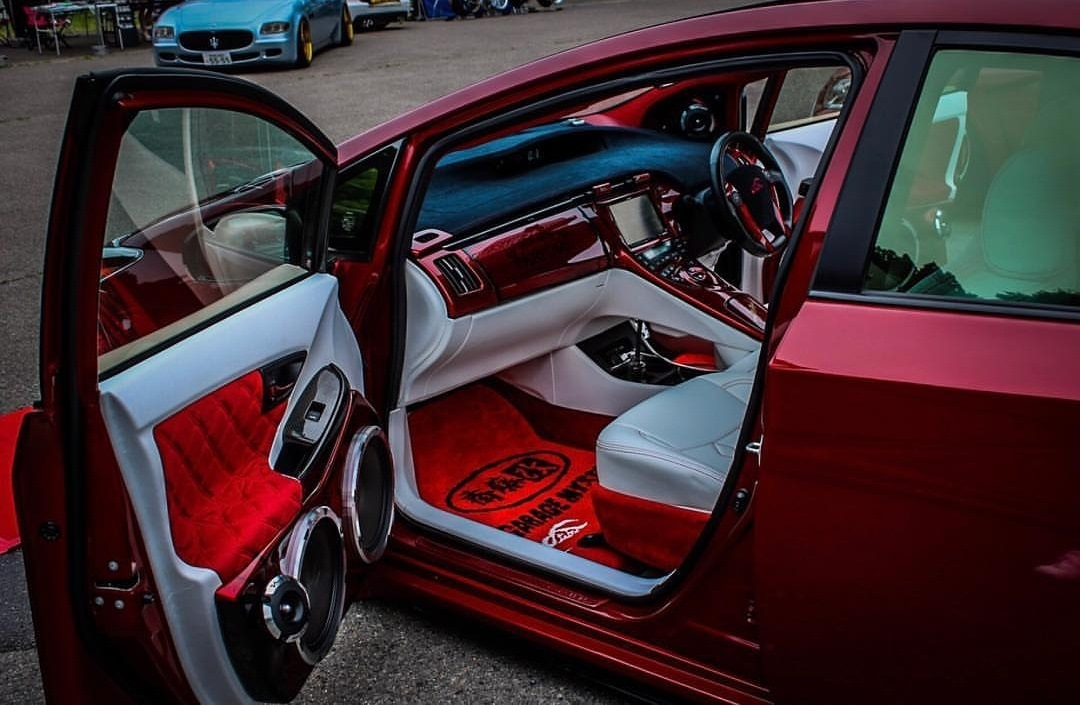 Тюнинг салона тойоты. Prius 20 Interior Tuning. Приус 30 кузов салона красный. Приус 30 салон. Prius GS Tuning.