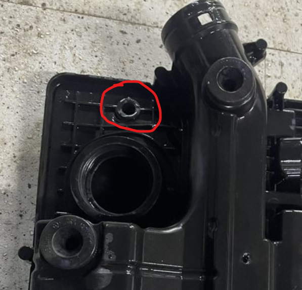 Отверстие под эжекционный насос в корпусе воздушного фильтра, там резинка и патрубок насоса просто туда вставляется. — Volkswagen Polo Sedan