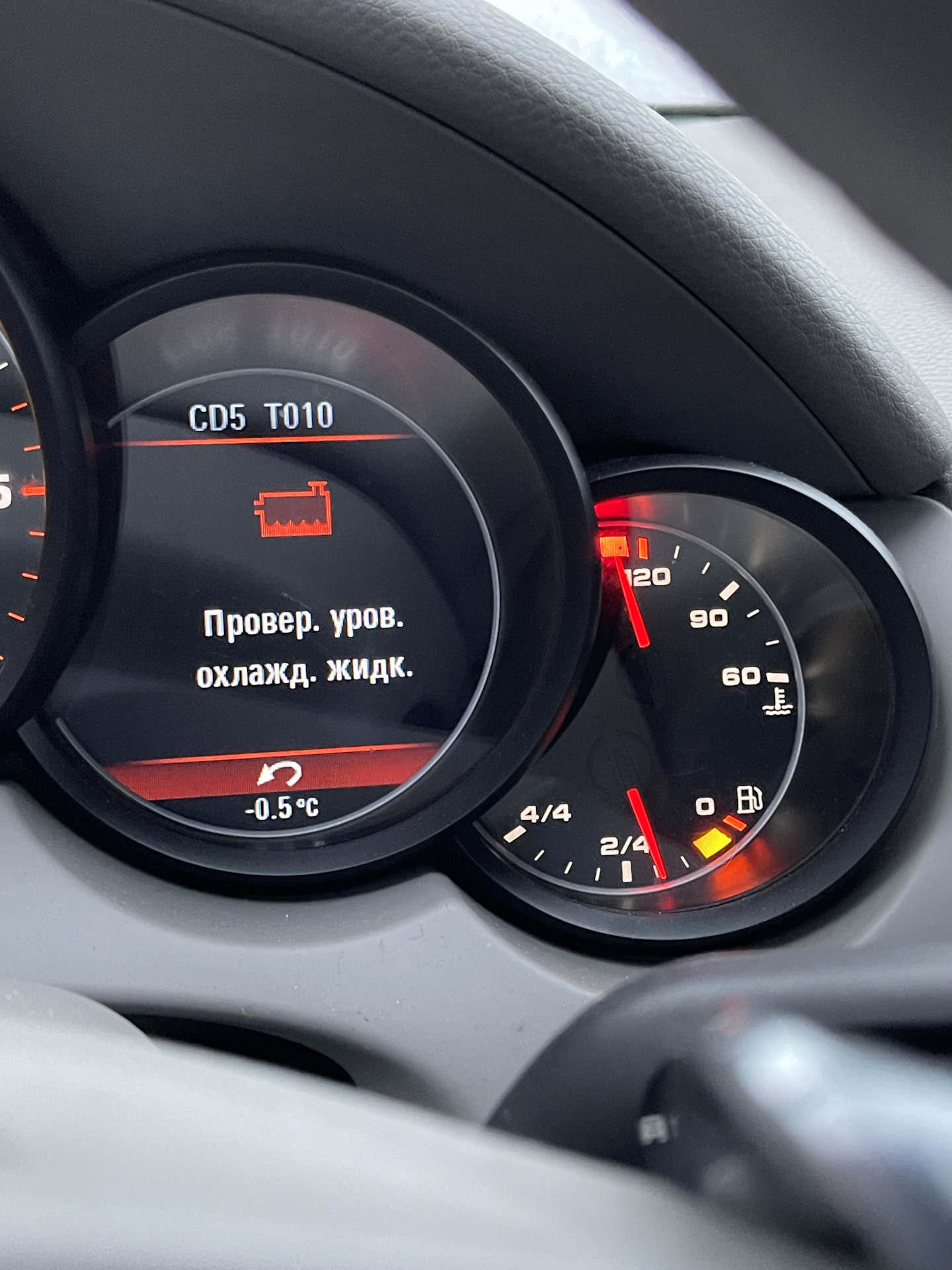 Проблемы порше. Check Coolant Level Порше Кайен. Уровень охлаждающей жидкости Porsche Cayenne. Porsche поломка.