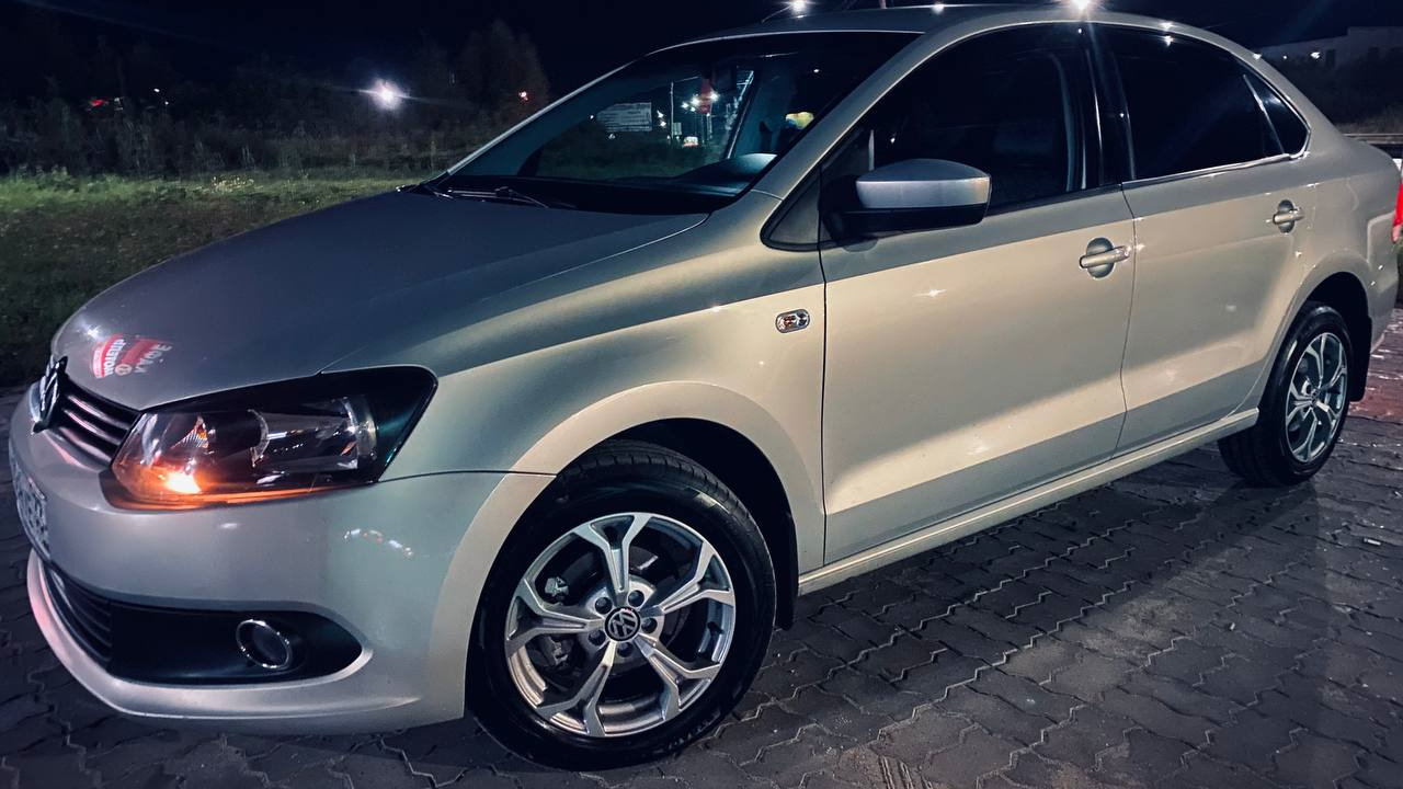 Volkswagen Polo Sedan 1.6 бензиновый 2012 | СЕРЕБРИСТО-ЖЕЛТЫЙ на DRIVE2