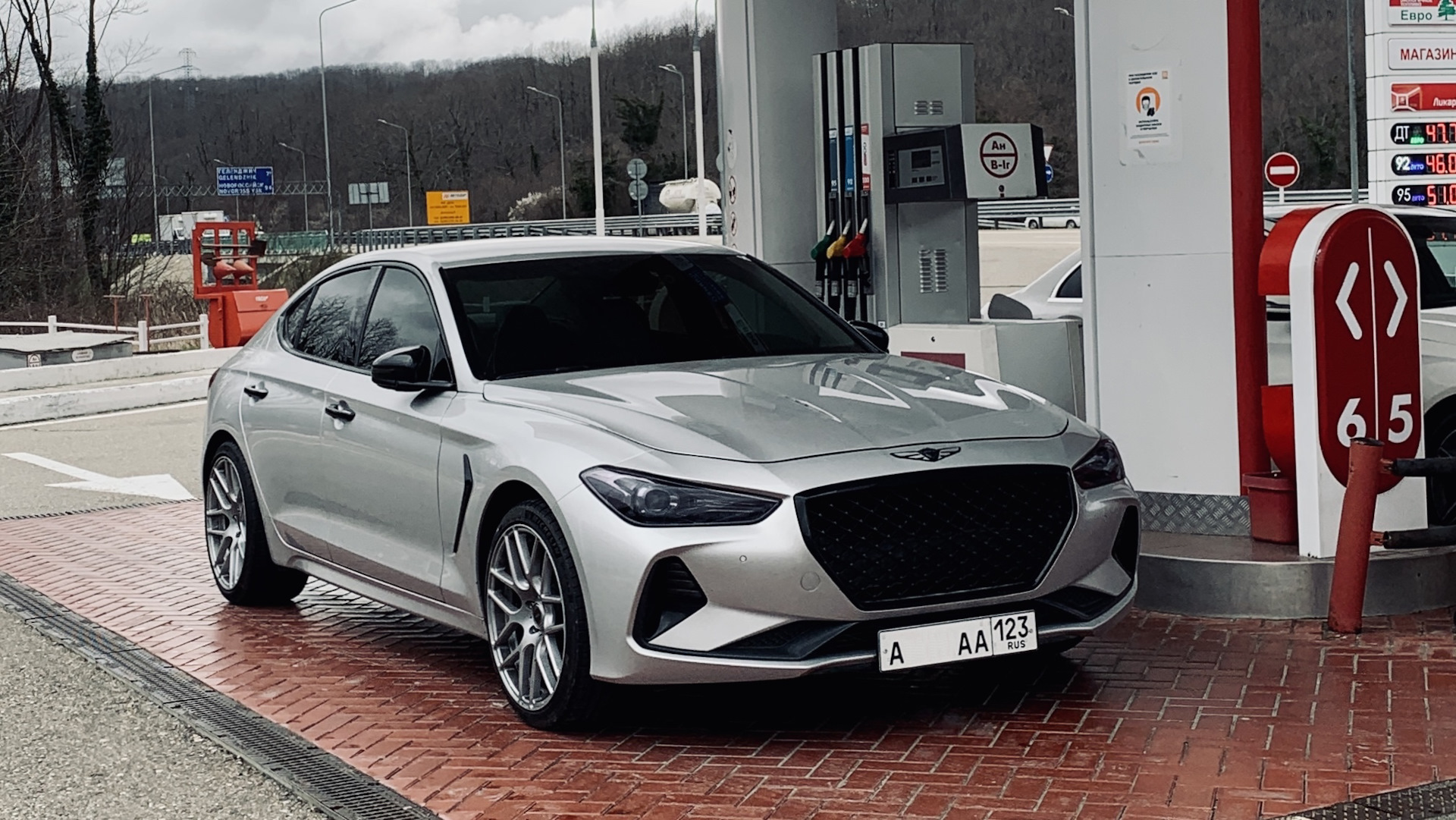 Genesis колеса. Genesis g70 SB. Hyundai Genesis g70. Genesis g70 люк. Genesis g70 диски.