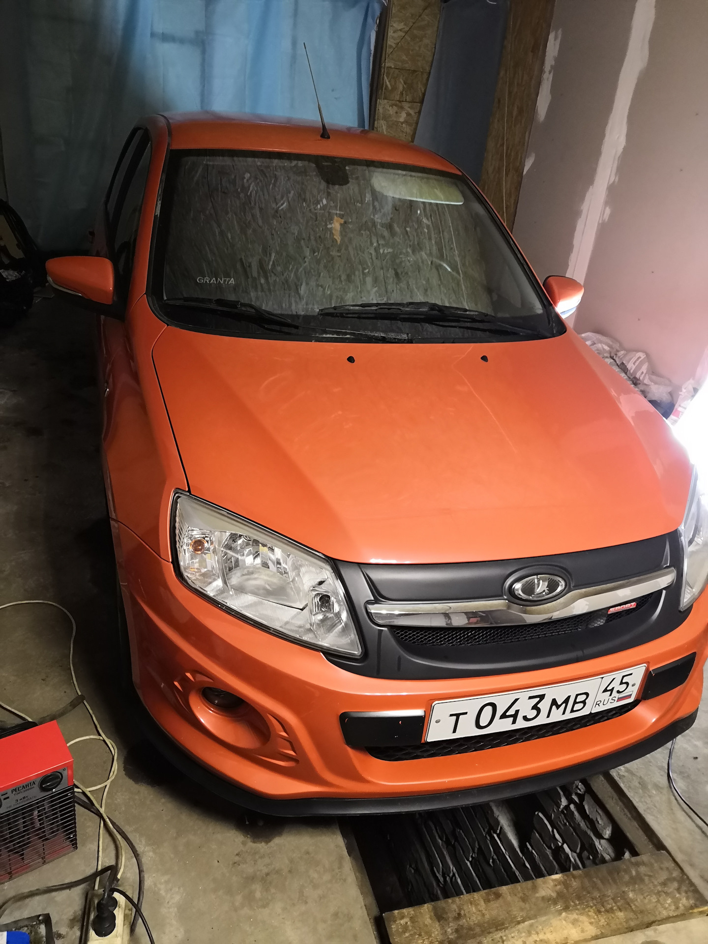 Разобранная машина. Mitsubishi galant 8. Оранжевый цвет в психологии. Ral 2004 чистый оранжевый. Оранжевые габариты гранта.