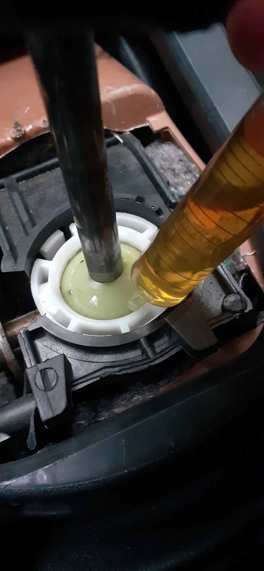 Смазка выжимного подшипника ваз 2121. Смазка для тросиков мотоцикла. Фокус 3 смазка кулисы мкпп. Как смазать коробку передач. Кулиса рено логан.