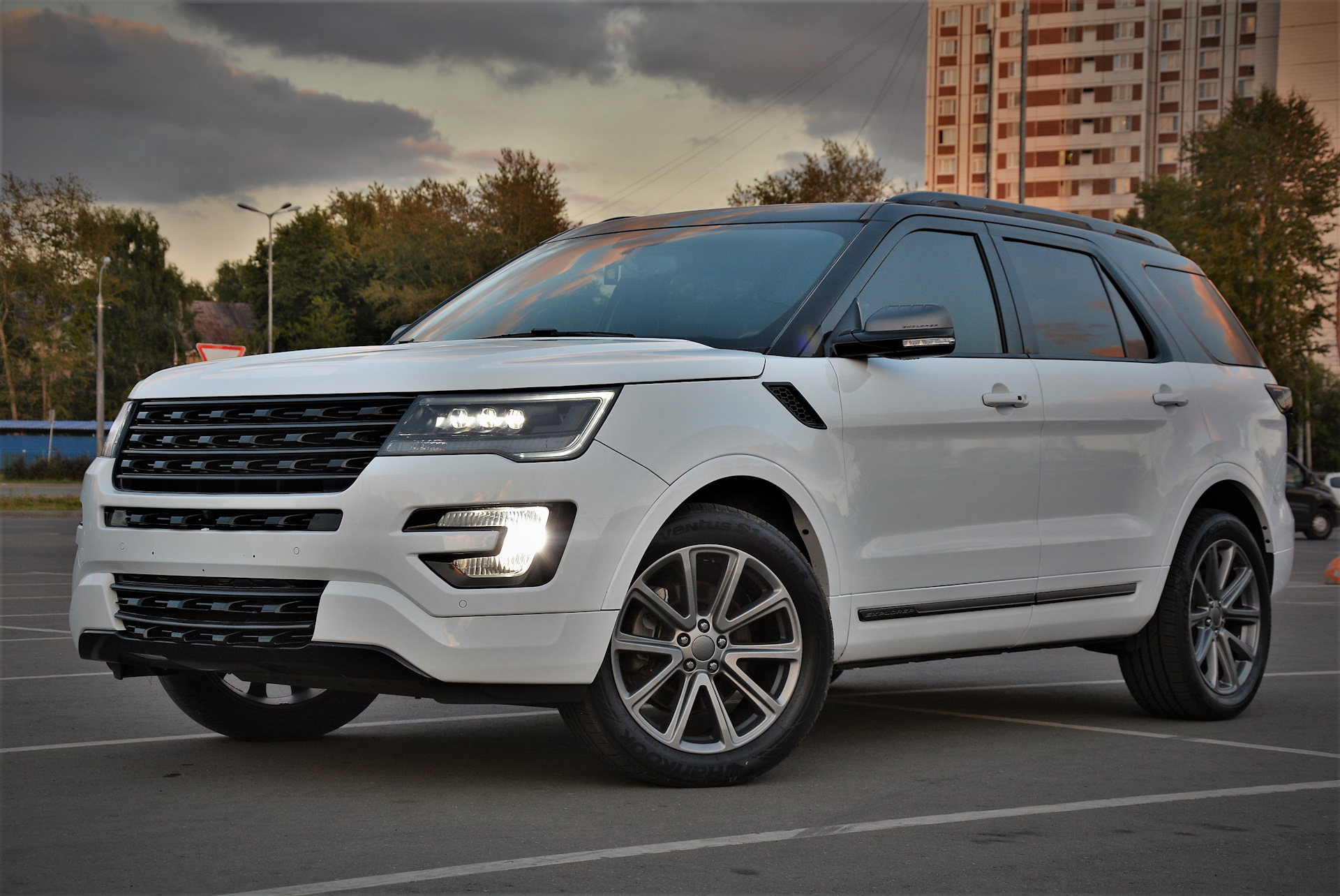 Ford Explorer 2016 Custom Tuning White