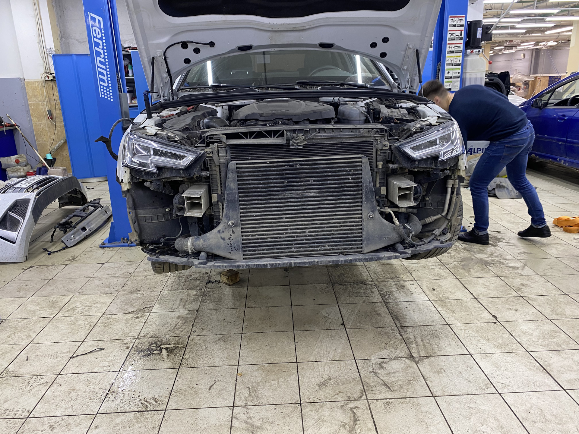 Мойка радиатора автомобиля. Мойка радиатора без снятия. Мойка радиатора хендай ай 30. Автомойка радиатора. Мойка радиатора у машины.