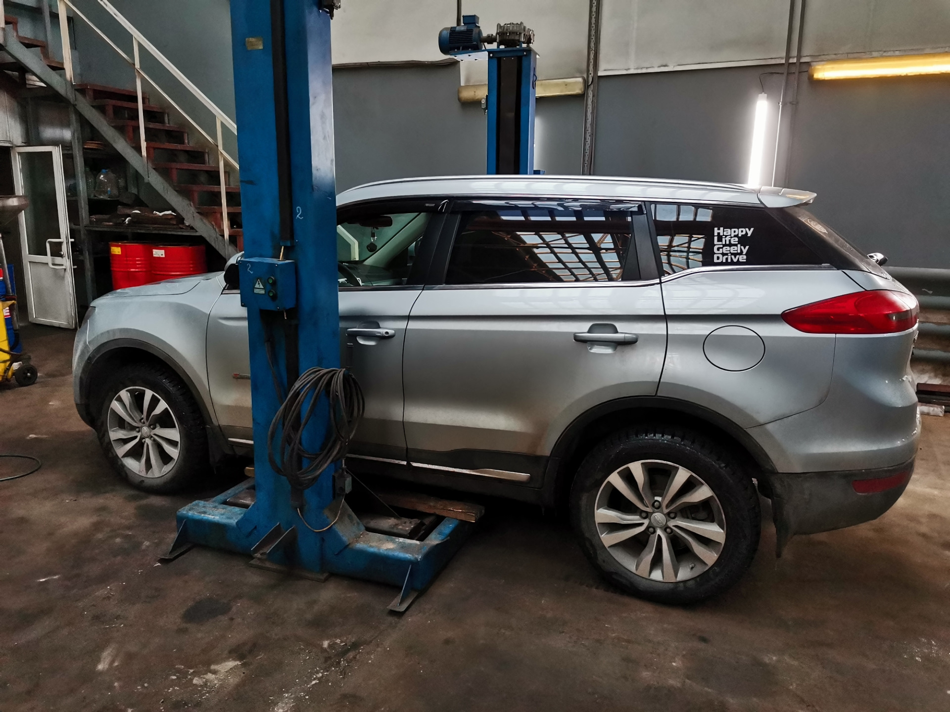 Масло акпп джили атлас 1.8. Джили атлас домкрат. Место под домкрат Geely Atlas. Клубный сервис Джили атлас. Лифт Джили атлас.