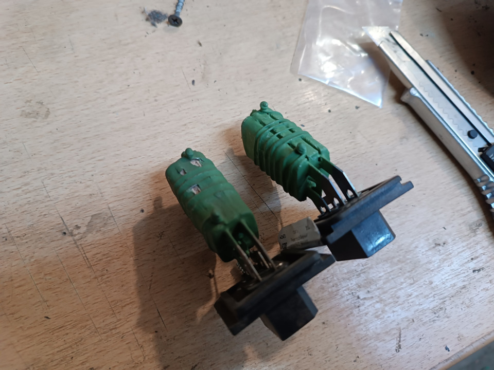 Старый ещё рабочий и новый резистор, 440р — Chevrolet Niva (1G)