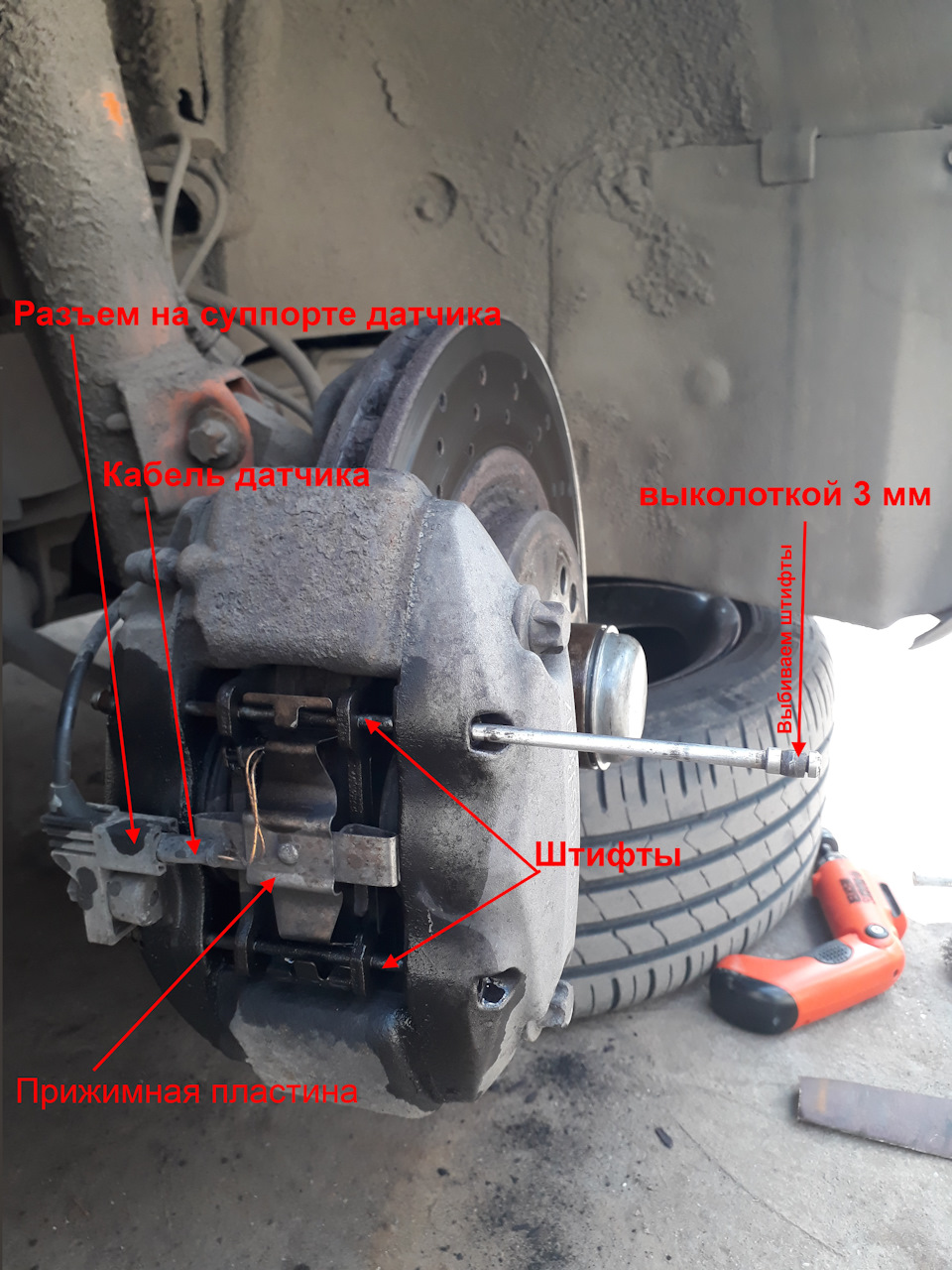 Замена передних тормозных колодок w203 c230 — Mercedes-Benz C-class (W203),  1,8 л, 2005 года | своими руками | DRIVE2