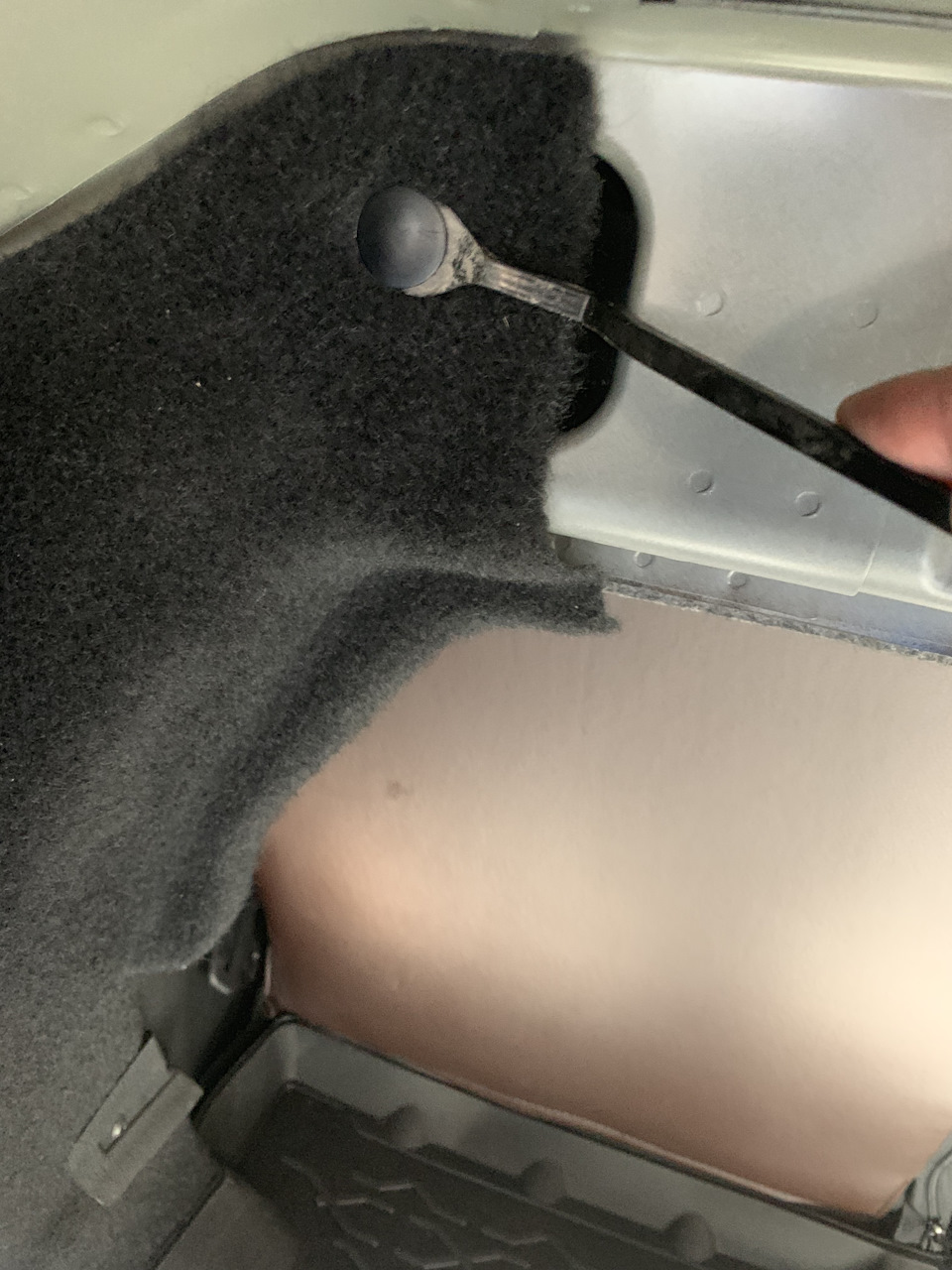 Вынимаем по одной клипсе с правой стороны и с Лёвой — Lada Vesta (1G)