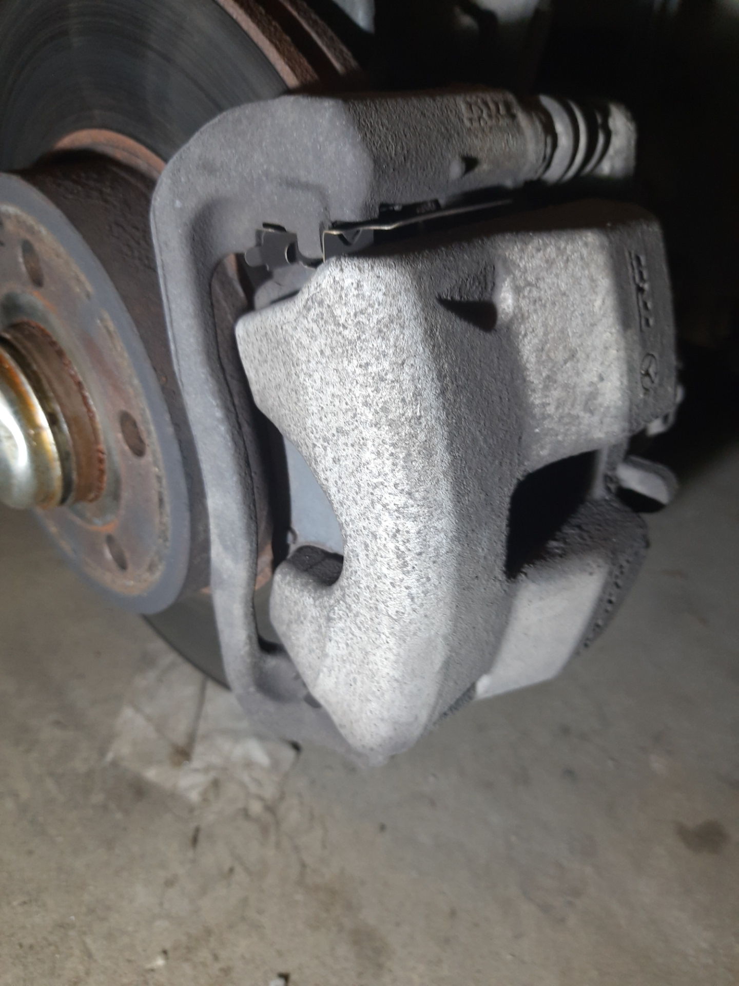 Скрипят суппорта. Скрипит колесо при движении. Скрипят колодки как исправить. Тормозной суппорт клинит. Закисание суппортов тойота королла 170.