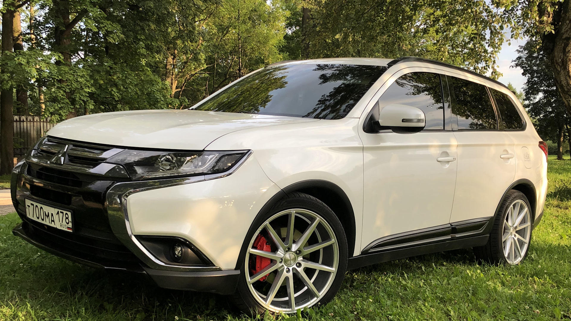 Диски митсубиси аутлендер. Mitsubishi Outlander 2017 Tuning. Outlander 2015 диски. Outlander 2017 диски. Митсубиси Аутлендер 2015 диски.