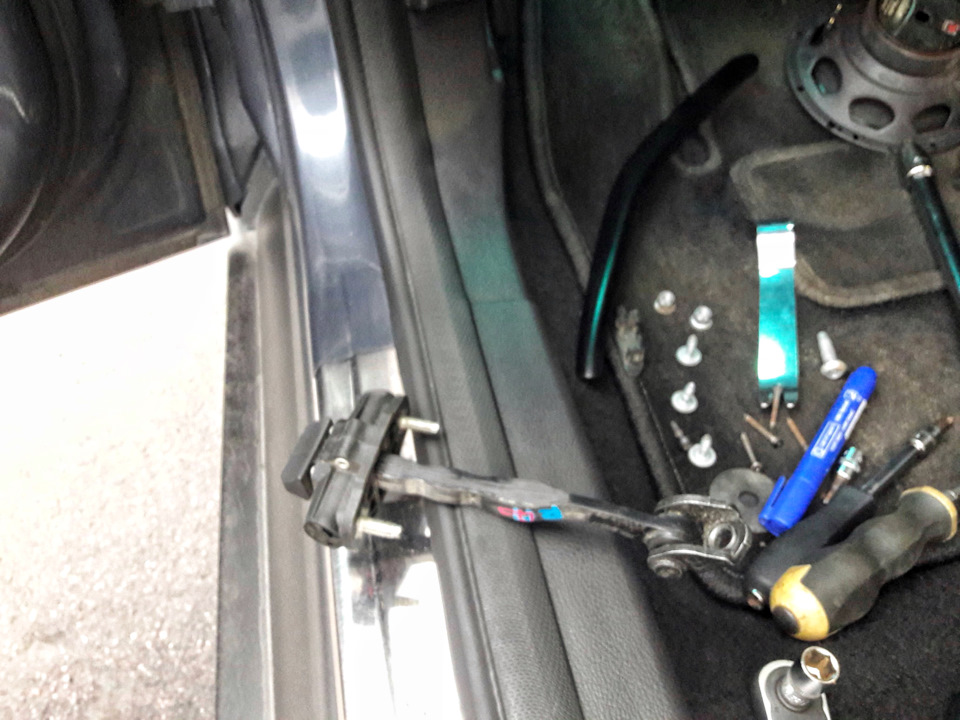 Тут фокус еще тоже не настроен, зато “новый” ограничитель промыт, смазан и готов к установке ) — Ford Focus Hatchback III